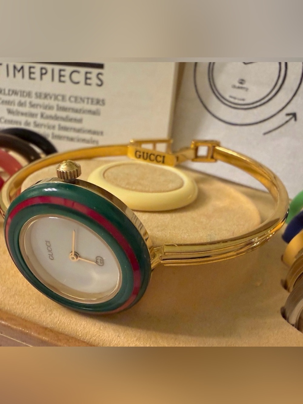 NEAR MINT “Beautiful ”~Gucci Interchangeable (12) Bezel Watch With Box/Paper